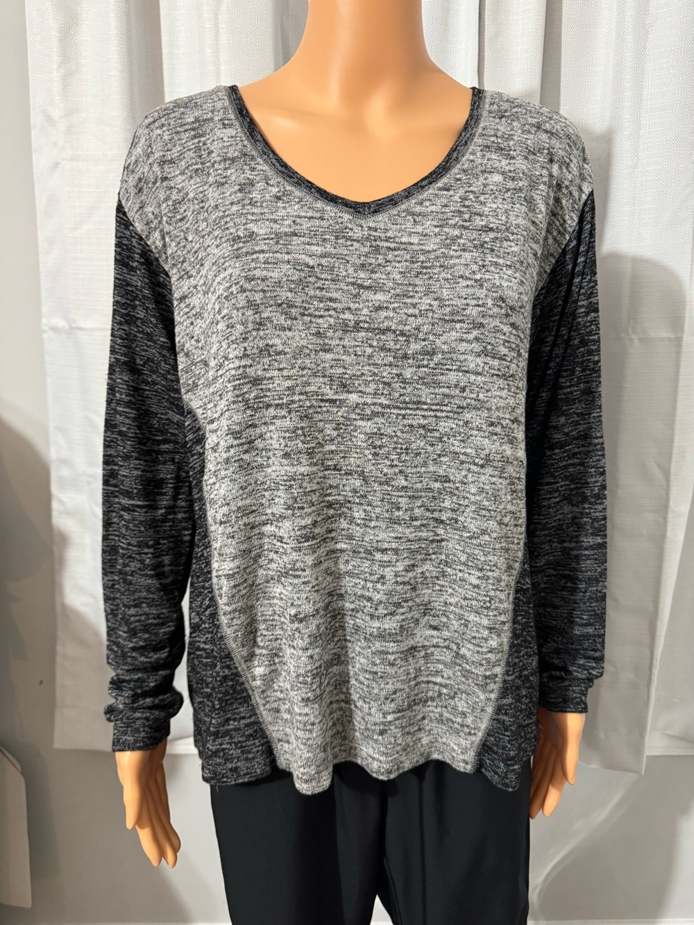 Great Nicole Miller size L gray v-neck long sleeve pullover shirt women